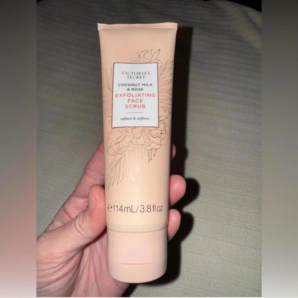 Victoria's Secret Coconut Milk & Rose Exfoliating Face Scrub Peach 3.8oz Glow